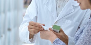 Atenção farmacêutica: o que é e como ela impacta nas vendas da farmácia?